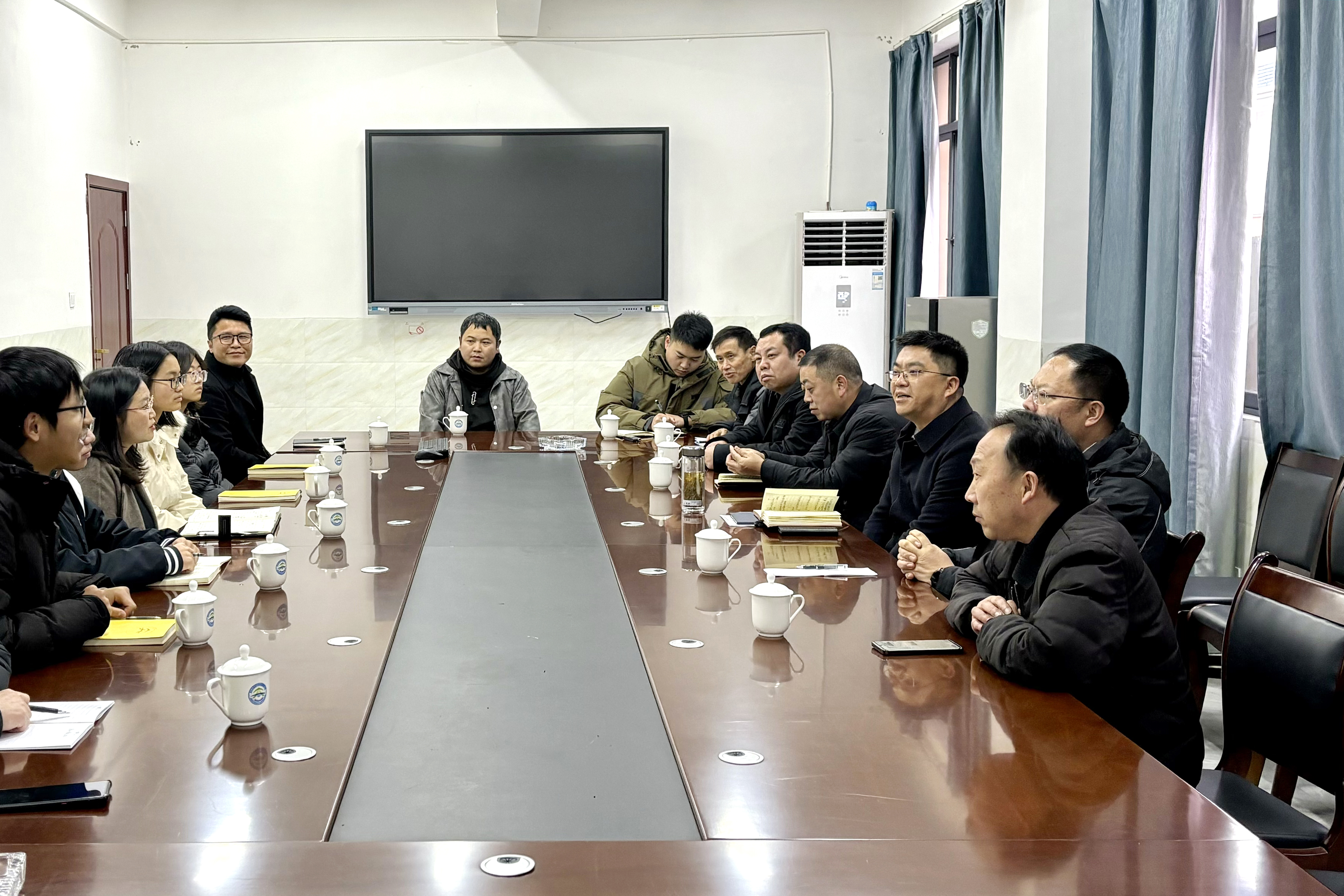 杨绪春到浙江外国语学院附属镇雄中学调研