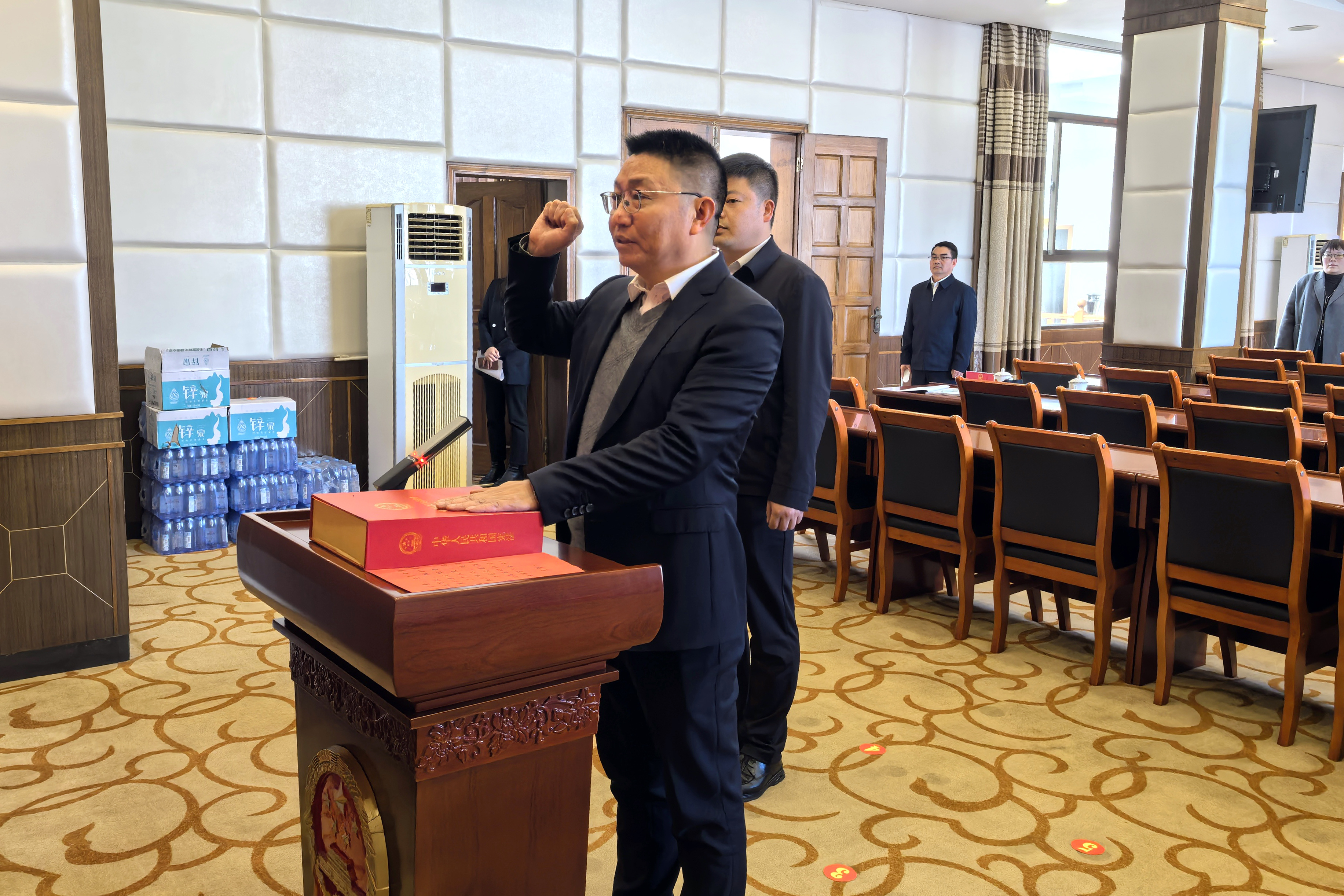 镇雄县第十七届人大常委会第三十六次会议召开
