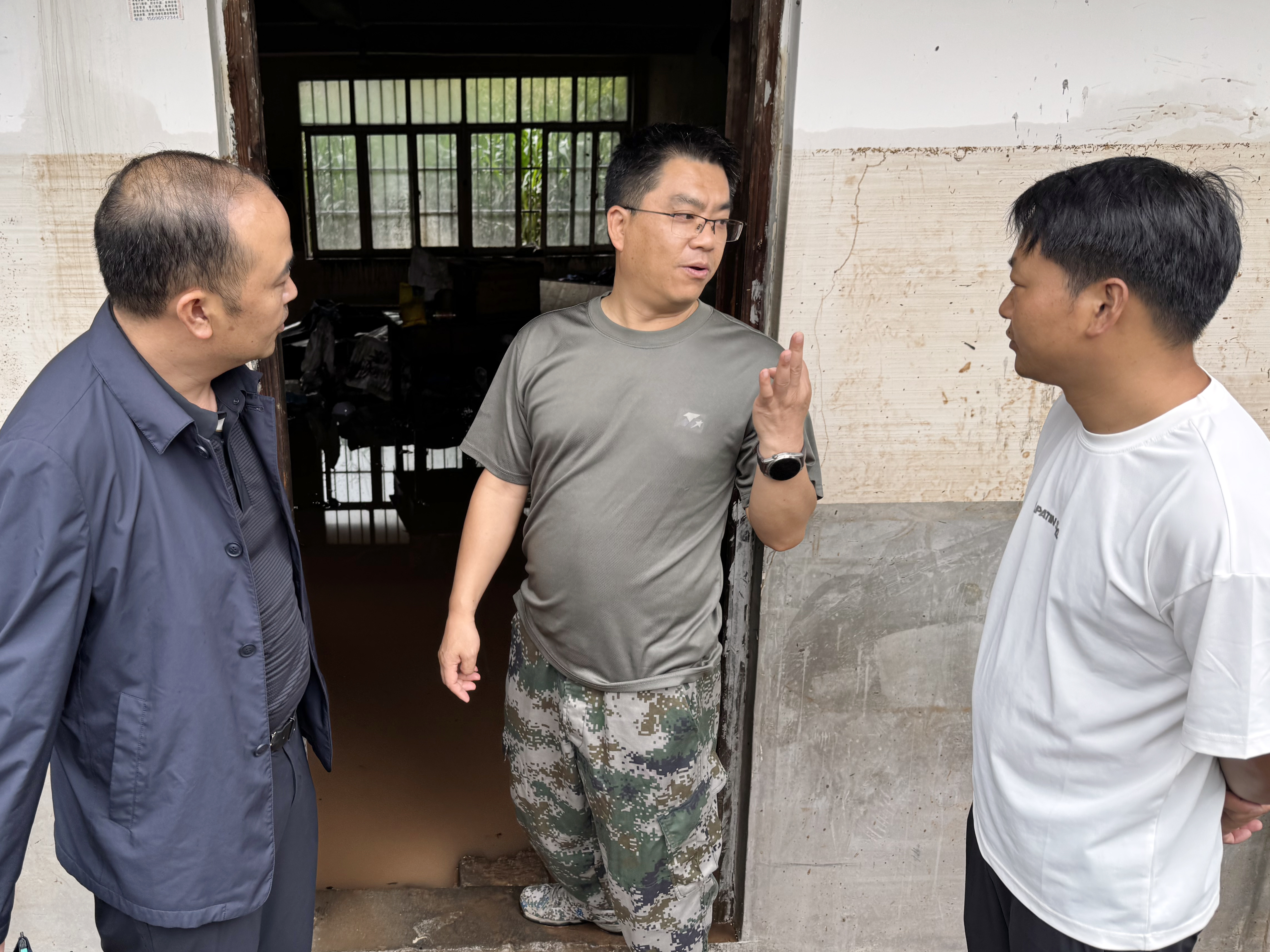 杨绪春深入塘房镇,大湾镇查看灾情并指导救灾工作